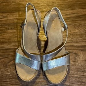 Aerosoles silver strappy wedge sandals, size 10